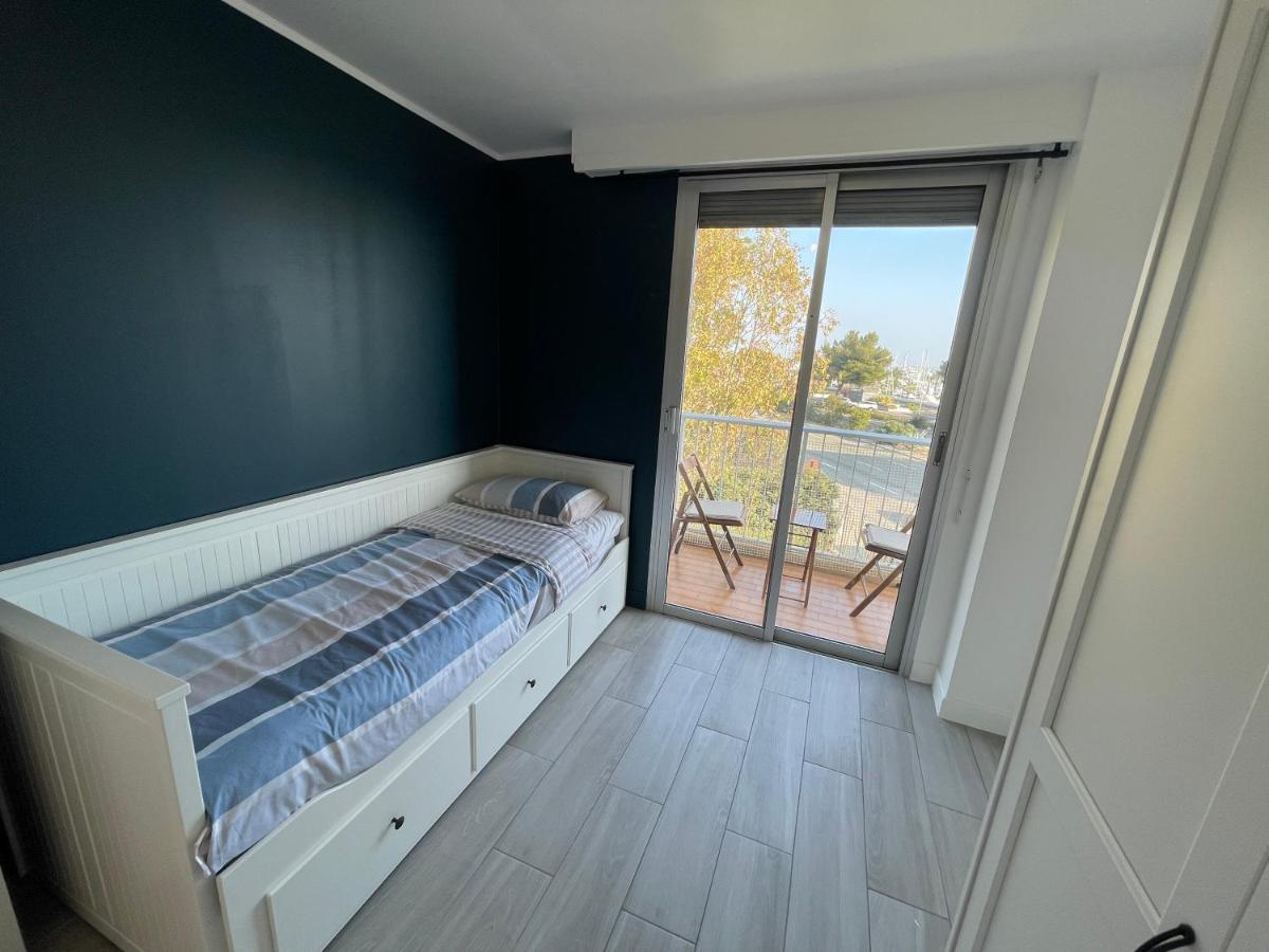 Appartement Bord De Mer Avec Piscine Saint-Laurent-du-Var Luaran gambar